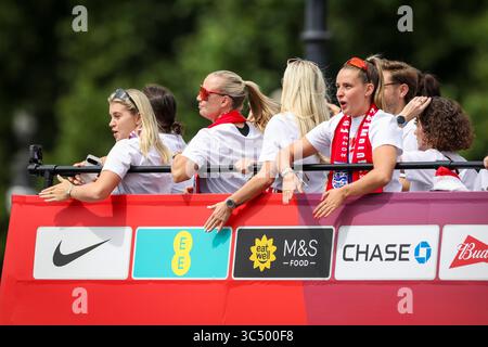London, England, Großbritannien. Juli 2025. England Stürmer Alessia Russo (Arsenal) England Stürmer Beth Mead (Arsenal) England Mittelfeldspielerin Ella Toone (Manchester United) im Bus feierte während der England Lionesses Homecoming Fan Feier im Queen Victoria Memorial, The Mall, London, England, Großbritannien am 29. Juli 2025 Credit: Phil Duncan/Every Second Media Credit: Every Second Media/Alamy Live News Stockfoto