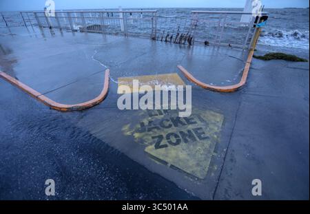 10. Oktober 2018 - Cedar Key, Florida, USA - CHRIS URSO | Times.Ein gemaltes Schild am Boden in der Nähe des Bootsanlegens entlang der Dock Street ist am Mittwoch, 10. Oktober 2018 in Cedar Key mit Wasser überflutet. Eine kombinierte Flut- und Sturmflut des Hurrikans Michael drückte am Mittwoch Wasser in die niedrig gelegenen Straßen der Kleinstadt. Der Hurrikan Michael traf in der Nähe von Mexico Beach im Panhandle-Gebiet von Florida als katastrophaler Kategorie-5-Hurrikan an Land. (Foto: © Chris Urso/Tampa Bay Times via ZUMA Wire) Stockfoto