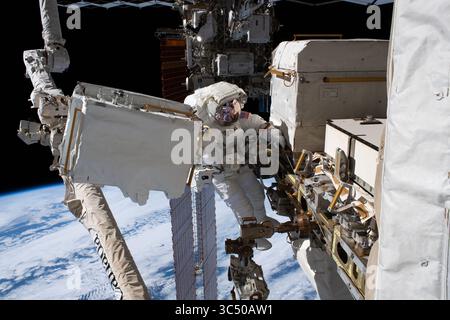 2. Dezember 2019 – Erdatmosphäre – NASA-Astronaut Andrew Morgan ist während des dritten Raumwanderns mit der Erde 250 Meilen tiefer an die Internationale Raumstation gebunden, um das thermische Pumpensystem des Alpha Magnetic Spectrometers zu erweitern. (Kreditbild: © NASA/ZUMA Wire/ZUMAPRESS.com) Stockfoto