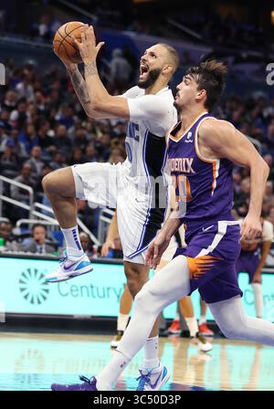 4. Dezember 2019, Orlando, Florida, USA: Orlando Guard Evan Fournier (10) fährt am Mittwoch, 4. Dezember 2019, während des Phoenix Suns at Orlando Magic NBA Spiels im Amway Center in Orlando an Phoenix Forward Dario Saric (20) vorbei. (Kreditbild: © TNS via ZUMA Wire) Stockfoto