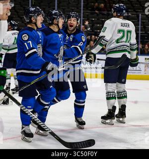 Jacksonville Icemen-Stürmer Everett Clark (17), links, feiert seine Punktzahl, um Überstunden zu erzwingen, mit seinem Bruder Emerson Clark und Mike Hedden (8), rechts, spät in der dritten Periode eines ECHL-Profihockeyspiels gegen die Florida Everblades in der Veterans Memorial Arena in Jacksonville, Florida, Mittwoch, 4. Dezember 2019. [Gary Lloyd McCullough/CSM](Guthaben: &Copy; Gary Lloyd McCullough/CSM via ZUMA Wire) Stockfoto