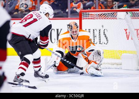 5. Dezember 2019: Brian Elliott (37) konnte den Schuss des rechten Flügels Phil Kessel (81) der Philadelphia Flyers im NHL-Spiel zwischen den Arizona Coyotes und den Philadelphia Flyers im Well Fargo Center in Philadelphia, Pennsylvania, nicht stoppen. Christopher SzagolaCal Sport Media (Kreditbild: &Copy; Chris Szagola/CSM via ZUMA Wire) Stockfoto