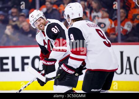 5. Dezember 2019: Der rechte Flügel Phil Kessel (81) der Arizona Coyotes reagiert auf sein Tor mit Clayton Keller (9) während des NHL-Spiels zwischen den Arizona Coyotes und Philadelphia Flyers im Well Fargo Center in Philadelphia. Christopher SzagolaCal Sport Media (Kreditbild: &Copy; Chris Szagola/CSM via ZUMA Wire) Stockfoto
