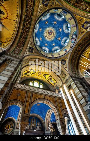 Neobyzantinische serbisch-orthodoxe Kirche St. Spyridon in Triest, Italien. Stockfoto