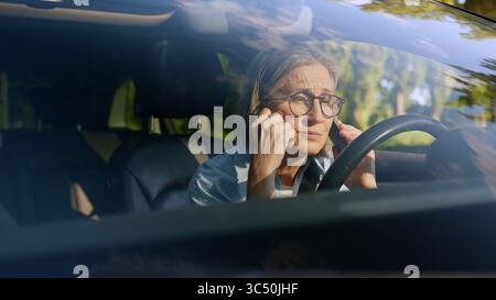 Traurig depressiv genervt kaukasische reife Frau Senior Dame Geschäftsfrau Automobilfahrerin sitzt im Auto Auto Auto Talk Handy Anruf Stockfoto
