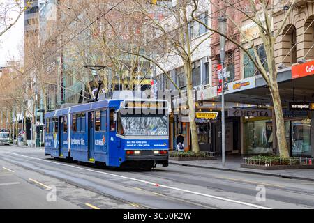 Die Straßenbahn Melbourne Yarra fährt entlang der Swanston Street im Stadtzentrum von Melbourne, Victoria, Australien Stockfoto