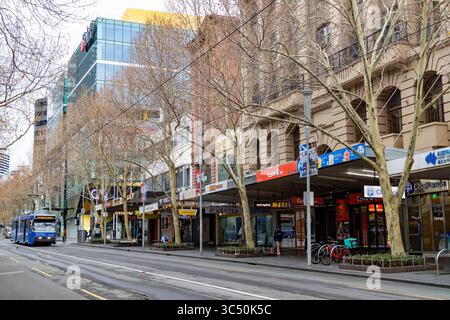 Die Straßenbahn Melbourne Yarra fährt entlang der Swanston Street im Stadtzentrum von Melbourne, Victoria, Australien Stockfoto