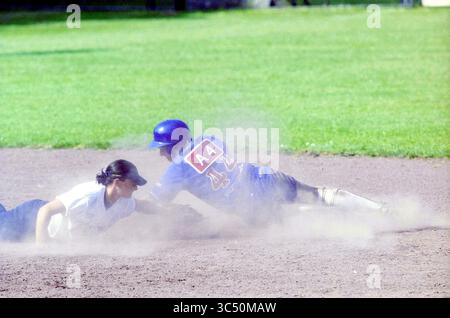Softball: Terrasvogels - Zwillinge, Santpoort-Zuid, Sportlaan, 30-05-2003, Whizgle News, Dutch Desk, Niederlande, 1950-2000 Ein Spieler rutscht in die Basis, als ein anderer versucht, sie zu markieren, indem er eine Wolke aus Staub auf einem Baseballfeld in die Luft schickt. Stockfoto
