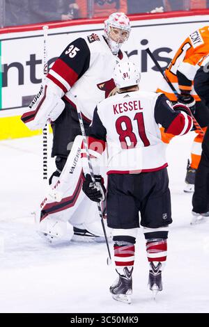 5. Dezember 2019: Darcy Kuemper (35) feiert den Sieg mit Phil Kessel (81) während des NHL-Spiels zwischen den Arizona Coyotes und Philadelphia Flyers im Well Fargo Center in Philadelphia, Pennsylvania. Christopher SzagolaCal Sport Media (Kreditbild: &Copy; Chris Szagola/CSM via ZUMA Wire) Stockfoto