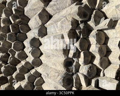 Vertikales Bild natürlicher Basaltsäulen aus vulkanischem Gestein bei der Symphony of Stones in Garni, Armenien. Beliebtes Touristenziel. Naturphänomen Stockfoto