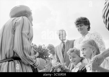 Besuche waren möglich. Beatrix im Caravan Camp, Heemskerk, königliche Empfänge und königliche Besuche, Heemskerk, 20-08-1982 Whizgle News, Dutch Desk, Niederlande, 1950-2000 Eine Gruppe von Einzelpersonen, darunter Kinder und Erwachsene, setzt sich herzlich mit einer Frau in der Hand eines Blumenstraußes zusammen. Die Szene fängt einen Moment der Freude und der Verbindung ein, mit Lächeln und Interessenausdrücken, die unter ihnen geteilt werden. Stockfoto