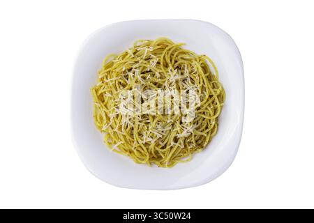 Italienische Pasta Spaghetti auf einem Teller mit Pesto-Sauce und Parmesan isoliert auf weißem Hintergrund. Stockfoto
