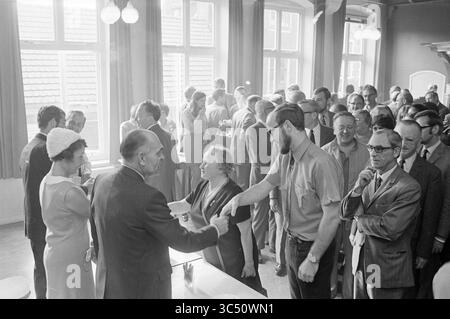 HR. Jubiläum und Empfang Kalf, Haarlems Dagblad, etc. Und IJmuider Courant and Koeri, 15-09-1970 Whizgle News, Dutch Desk, Niederlande, 1950-2000 Eine Networking-Veranstaltung in einem geräumigen Raum voller Gesprächspartner. Mehrere Personen schütteln die Hand, während andere in Gruppen miteinander diskutieren und eine Atmosphäre der Kameradschaft und der Verbindung schaffen. Durch große Fenster strömt natürliches Licht, das die Vielfalt der Teilnehmer hervorhebt. Stockfoto