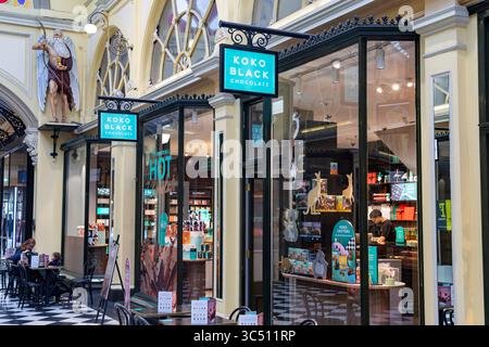 Melbourne, Australien, historisch die Royal Shopping Arkade wurde 1870 eröffnet und verbindet Bourke Street mit Little collins Street mit Fachgeschäften Stockfoto