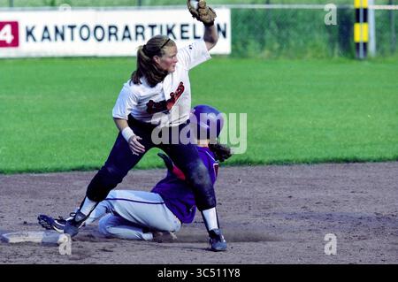 Softball: Terrasvogels - Twins, 07-06-2002 Whizgle News, Dutch Desk, Niederlande, 1950-2000 Ein entschlossener Spieler rutscht in die Basis, während ein anderer Athlet ein Spiel macht und die Intensität und Action eines konkurrenzfähigen Softballspiels erfasst. Stockfoto