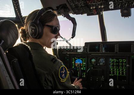 25. November 2019: Tucson, Arizona, USA – Captain der US-Luftwaffe Kate West, 79th Rescue Squadron Combat Emergency Pilot, fliegt einen HC-130J Combat King II, 25. November 2019. Flieger der Luftwaffenbasis Davis-Monthan, Arizona, reisten nach einem vorübergehenden Einsatz in der Luftwaffenbasis Aviano, Italien, zurück nach DM. (Bild: © U.S. Air Force/ZUMA Wire/ZUMAPRESS.com) Stockfoto