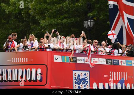 London, Großbritannien. Juli 2025. Juli 2025. London Großbritannien. Die Lionesses fahren in einem offenen Bus in der Mall, um am Sonntag ihren Sieg bei den Euro zu feiern. Und werden von Tausenden von jubelnden Fans begrüßt. Credit: MartinJPalmer/Alamy Live News Stockfoto