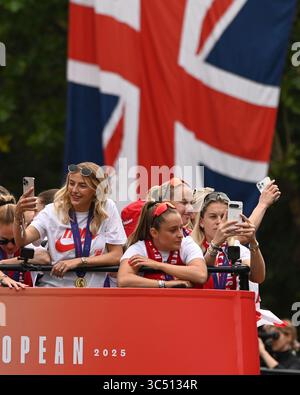 London, Großbritannien. Juli 2025. Juli 2025. London Großbritannien. Die Lionesses fahren in einem offenen Bus in der Mall, um am Sonntag ihren Sieg bei den Euro zu feiern. Und werden von Tausenden jubelnden Fans begrüßt. Teammitglieder machen Fotos von den Menschenmassen mit ihren Mobiltelefonen. Quelle: MartinJPalmer/Alamy Live News Stockfoto