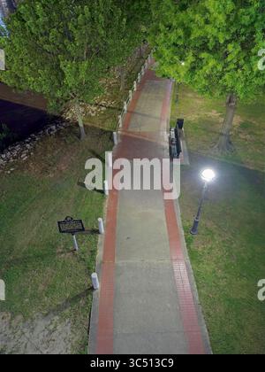 Blick von oben auf den North Shore Riverwalk Park in North Little Rock Arkansas bei Nacht Stockfoto