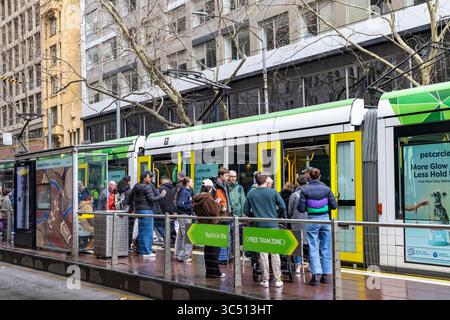 Die Straßenbahn Melbourne, Victoria, Australien, Yarra hält an der Straßenbahnhaltestelle Elizabeth Street, wo Passagiere auf das Einsteigen in die Straßenbahn warten, innerhalb der Freiverkehrszone Stockfoto