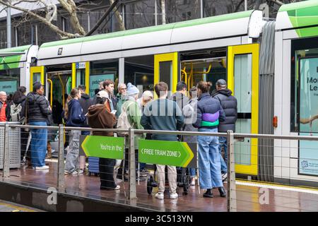 Die Straßenbahn Melbourne, Victoria, Australien, Yarra hält an der Straßenbahnhaltestelle Elizabeth Street, wo Passagiere auf das Einsteigen in die Straßenbahn warten, innerhalb der Freiverkehrszone Stockfoto