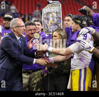 07. Dezember 2019: SEK-Kommissar Greg Sankey verleiht LSU Quarterback Joe Burrow (9) den MVP-Preis nach der SEC-Meisterschaft zwischen den Georgia Bulldogs und den LSU Tigers im Mercedes Benz Stadium in Atlanta, GA. Jonathan Mailhes/CSM(Credit Image: &Copy; Jonathan Mailhes/CSM via ZUMA Wire) Stockfoto