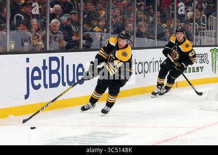 Dezember 2019; Boston, MA, USA; Matt Grzelcyk (48), Verteidiger von Boston Bruins, Skateboard mit dem Puck während des NHL-Hockeyspiels zwischen Colorado Avalanche und Boston Bruins im TD Garden. Anthony Nesmith/CSM(Credit Image: &Copy; Anthony Nesmith/CSM via ZUMA Wire) Stockfoto