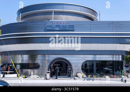 Los Angeles, CA, USA – 29. Juli 2025: Außenansicht des Tesla Diner am Santa Monica Boulevard in Los Angeles, CA. Stockfoto