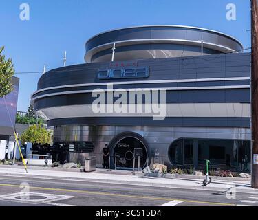 Los Angeles, CA, USA – 29. Juli 2025: Außenansicht des Tesla Diner am Santa Monica Boulevard in Los Angeles, CA. Stockfoto