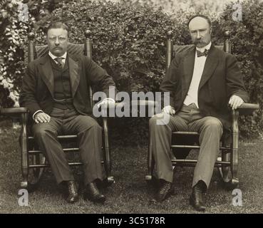 13. Juli 2012, Cove Neck, New York, USA: US-Präsident Theodore Roosevelt und Vizepräsident Charles Fairbanks, sitzen in Schaukelstühlen, nach vorne gerichtet, auf dem Rasen in Sagamore Hill, Cove Neck, New York, USA, Pach Brothers, 1904 (Bild: © JT Vintage/Glasshouse Via ZUMA Wire) Stockfoto