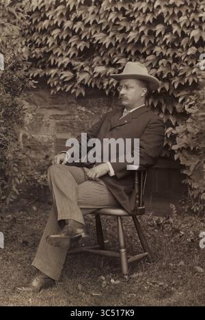 Juni 2019, USA: Theodore Roosevelt (1858-1919), 26. Präsident der Vereinigten Staaten 1901-09, Full-Length Seated Portrait as New York Governor, August 1900 (Bild: © JT Vintage/Glasshouse Via ZUMA Wire) Stockfoto