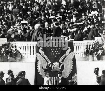 19. Juni 2019, Washington, D.C., USA: US-Präsident Theodore Roosevelt legt bei seiner Amtseinführung den Eid ab, Washington, D.C., USA, 4. März, 1905 (Bild: © JT Vintage/Glasshouse Via ZUMA Wire) Stockfoto