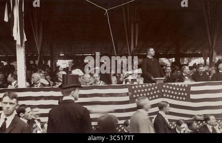 25. Juni 2019, Washington, D.C, USA: Rede des US-Präsidenten Theodore Roosevelt während der Zeremonie zur Errichtung der General Comte de Rochambeau Statue, Lafayette Park, Washington, D.C., USA, Juni 1902 (Bild: © JT Vintage/Glasshouse Via ZUMA Wire) Stockfoto