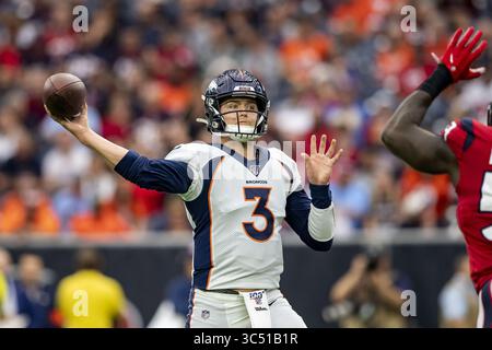 Dezember 2019, Houston, Texas, USA: 08. Dezember 2019: Denver Broncos Quarterback Drew Lock (3) sieht lange im Spiel gegen die Houston Texans im NRG Stadium in Houston, Texas aus. Maria Lysaker / ZUMA Press. (Bild: © Maria Lysaker/ZUMA Wire) Stockfoto