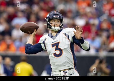 Dezember 2019, Houston, Texas, USA: 08. Dezember 2019: Denver Broncos Quarterback Drew Lock (3) sieht lange im Spiel gegen die Houston Texans im NRG Stadium in Houston, Texas aus. Maria Lysaker / ZUMA Press. (Bild: © Maria Lysaker/ZUMA Wire) Stockfoto