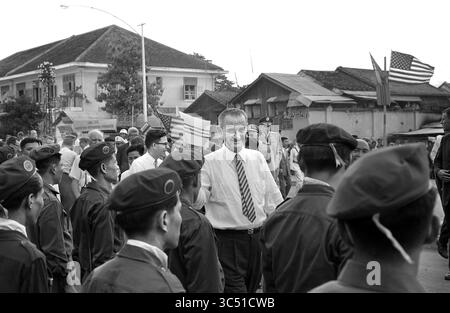30. Oktober 2019, Ho-Chi-Minh-Stadt, Vietnam: US-Vizepräsident Lyndon Johnson steht unter vietnamesischen Soldaten während des Besuchs, Saigon, Südvietnam, Foto von Thomas J. O'Halloran, Mai 1961 (Bild: © JT Vintage/Glasshouse Via ZUMA Wire) Stockfoto