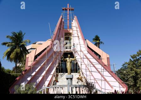 8. Dezember 2019, Guwahati, Indien: Arbeiter malen auf einer Kirche vor Weihnachten in Guwahati. (Bild: © David Talukdar/ZUMA Wire) Stockfoto