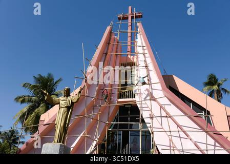 8. Dezember 2019, Guwahati, Indien: Arbeiter malen auf einer Kirche vor Weihnachten in Guwahati. (Bild: © David Talukdar/ZUMA Wire) Stockfoto