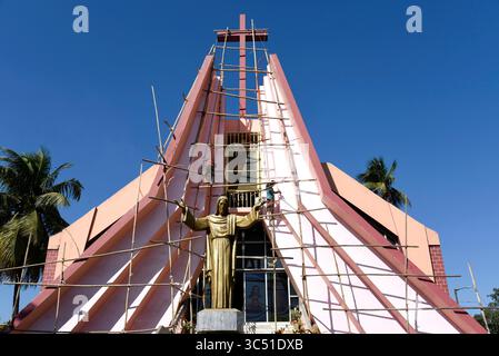 8. Dezember 2019, Guwahati, Indien: Arbeiter malen auf einer Kirche vor Weihnachten in Guwahati. (Bild: © David Talukdar/ZUMA Wire) Stockfoto