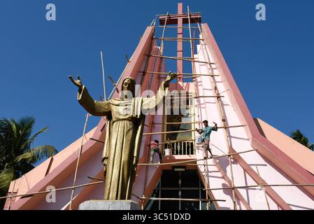 8. Dezember 2019, Guwahati, Indien: Arbeiter malen auf einer Kirche vor Weihnachten in Guwahati. (Bild: © David Talukdar/ZUMA Wire) Stockfoto