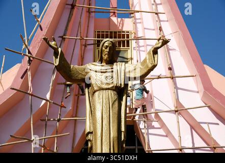 8. Dezember 2019, Guwahati, Indien: Arbeiter malen auf einer Kirche vor Weihnachten in Guwahati. (Bild: © David Talukdar/ZUMA Wire) Stockfoto