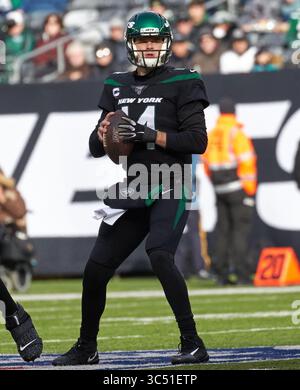 8. Dezember 2019, East Rutherford, New Jersey, USA: New York Jets Quarterback Sam Darnold (14) schaut während eines NFL-Spiels zwischen den Miami Dolphins und den New York Jets im MetLife Stadium in East Rutherford, New Jersey, zu bestehen. Jets besiegte die Delfine mit 22:21. Duncan Williams/CSM(Kreditbild: &Copy; Duncan Williams/CSM via ZUMA Wire) Stockfoto