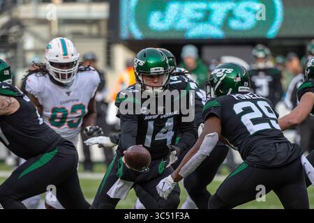 8. Dezember 2019, East Rutherford, New York, USA: New York Jets Quarterback SAM DARNOLD #14 übergibt den Ball an New York Jets Running Back BILAL POWELL #29 während eines regulären Saisonspiels im MetLife Stadium in East Rutherford, NJ New York Jets besiegen Miami Dolphins 22-21 (Bild: © Mark Smith/ZUMA Wire) Stockfoto