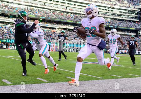 8. Dezember 2019, East Rutherford, New York, USA: Miami Dolphins Defensivback STEVEN PARKER #26 schlägt eine Interception zurück, die der New York Jets Quarterback SAM DARNOLD #14 während eines regulären Saisonspiels im MetLife Stadium in East Rutherford, NJ, ausgelöst hat New York Jets besiegen Miami Dolphins 22-21 (Bild: © Mark Smith/ZUMA Wire) Stockfoto