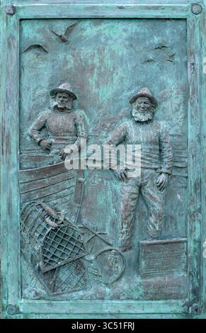Gedenktafel zum Gedenken an traditionelle Fischer, Sheringham, North Norfolk Coast, East Anglia, UK. Hochwertige Fotos Stockfoto