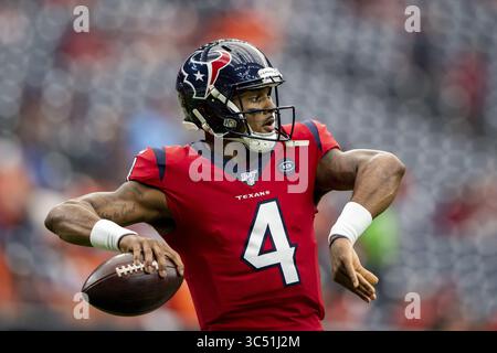 Dezember 2019, Houston, Texas, USA: 08. Dezember 2019: Houston Texans Quarterback Deshaun Watson (4), der sich vor dem Start des Spiels gegen die Denver Broncos im NRG Stadium in Houston, Texas, aufwärmte. Maria Lysaker / ZUMA Press. (Bild: © Maria Lysaker/ZUMA Wire) Stockfoto