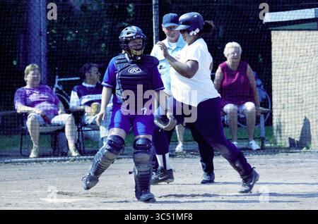 Softball: Terrasvogels - Zwillinge, Santpoort-Zuid, Sportlaan, 30-05-2003, Whizgle News, Dutch Desk, Niederlande, 1950-2000 Ein Softballspieler macht sich auf den Weg zur Heimplatte, während sich der Fänger auf das Spiel vorbereitet, während die Zuschauer im Hintergrund aufmerksam zuschauen. Stockfoto