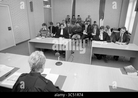 Zusammenfassung des Verfahrens [über] Schiphol, Haarlem, Niederlande, 23-03-1994 Whizgle News, Dutch Desk, Niederlande, 1950-2000 Eine Gruppe von Einzelpersonen hört aufmerksam zu, wie ein Sprecher sie von vorne in einem Raum anspricht, wobei Tische zur Notiz angeordnet sind. Das Treffen umfasst sowohl Männer als auch Frauen, einige tragen formelle Kleidung, während andere eher lässig gekleidet sind, was darauf hindeutet, dass ein breites Publikum an ernsthaften Diskussionen oder Präsentationen beteiligt ist. Stockfoto