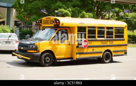 Gelber Schulbus für den Transport von Schülern zur und von der Schule. St. Paul Minnesota MN USA Stockfoto