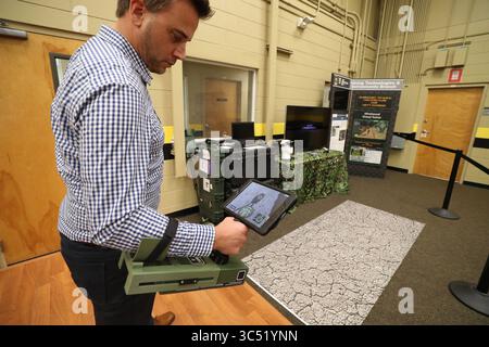 Dezember 2019, Orlando, FL, USA: Shane Reynolds, UCF Research Associate demonstriert am Freitag, den 6. Dezember 2019, ein AR/VR-System, um Soldaten und Marines darin zu Schulen, wie sie improvisierte Sprengkörper mithilfe des Minehound Metalldetektors des Militärs mit Bodenradar erkennen können. das Projekt Minehound Virtual Trainer wurde im SFC Paul Ray Smith Simulation & Training Technology Center ins Leben gerufen. (Kreditbild: © TNS via ZUMA Wire) Stockfoto
